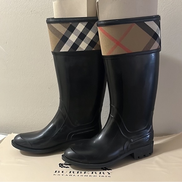Burberry boots - Picture 3 of 5